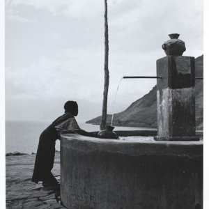Jeune fille au puits, Lac Atitlan, Guatemala