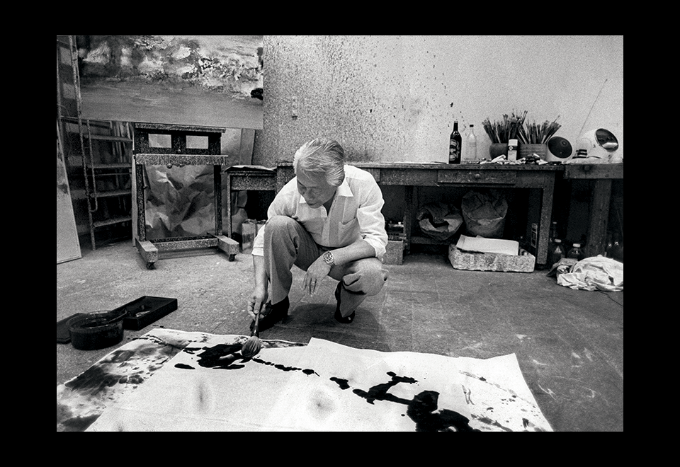 Zao Wou-Ki peignant une encre de Chine dans son atelier de Paris, 1980-1981